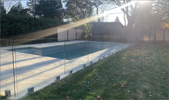 Clôture en verre sur spigots, 12mm, design épuré à Québec, Lévis, Charlesbourg