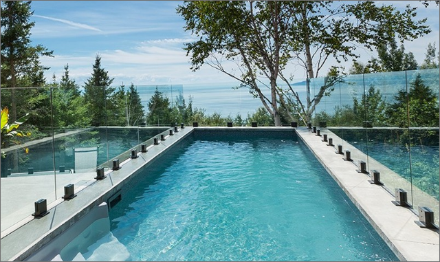 Clôture de piscine en verre sur spigots, sécuritaire et moderne à Québec