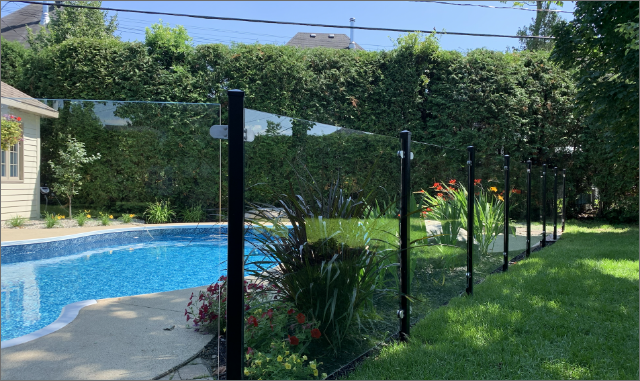 Clôture en verre sur poteaux, Avantageux et moderne, Installation à Québec et Lévis