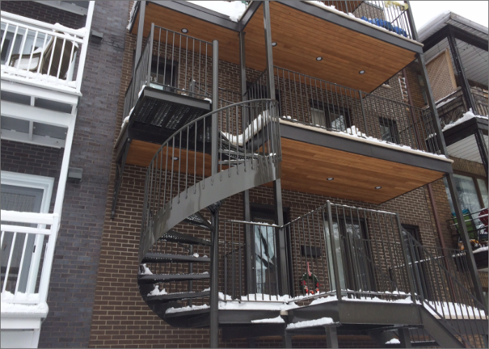 Escalier en acier galvanisé, design épuré, résidence haut de gamme, Limoilou, Région de Québec