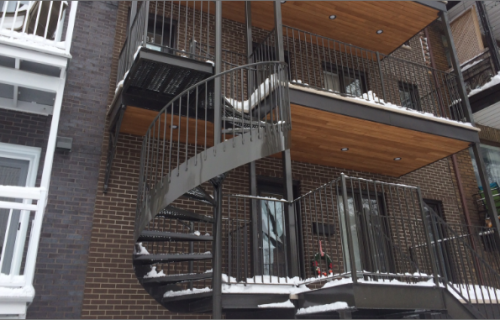 Escalier en acier galvanisé, design épuré, résidence haut de gamme, Saint-Augustin-de-Desmaures