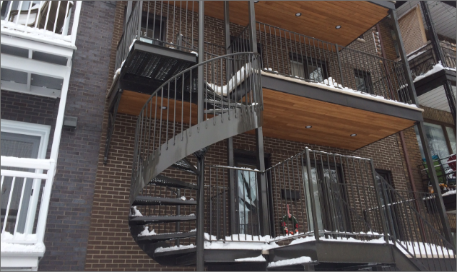 Escalier en acier galvanisé, design épuré, résidence haut de gamme, Saint-Augustin-de-Desmaures