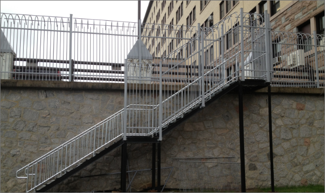 Escalier extérieur en acier galvanisé, installation commerciale, région de Québec