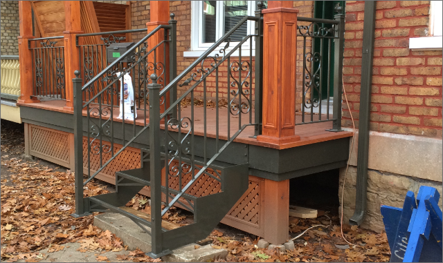Escalier extérieur en acier galvanisé, résidence unifamiliale, région de Québec