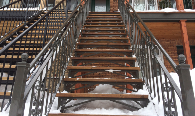 Escalier extérieur galvanisé, structure robuste, installation résidentielle, Limoilou