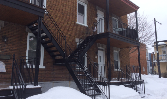 Escalier galvanisé avec garde-corps, résidentielle, Val-Bélair