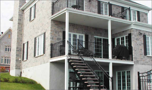 Escalier en acier galvanisé avec rampe, installation résidentielle, Charlesbourg