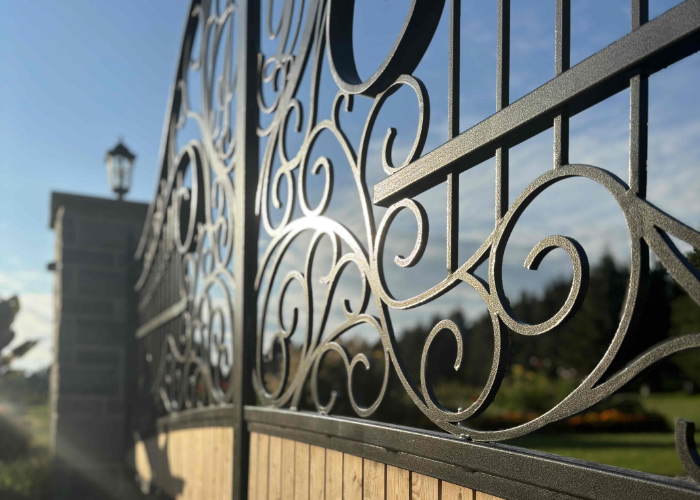 Installation de portail en fer ornemental sur mesure, entrée résidentielle, région de Québec