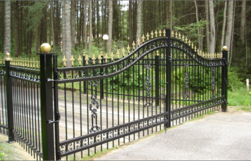 Portail en fer forgé sur mesure, finition noire, résidence haut de gamme, Québec