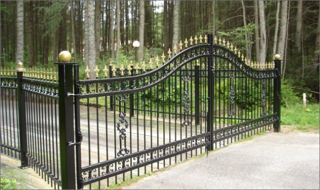 Portail en fer forgé sur mesure, finition noire, résidence haut de gamme, Québec