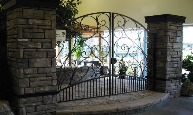 Portail piétonnier sur mesure, design décoratif, installation résidentielle, Québec