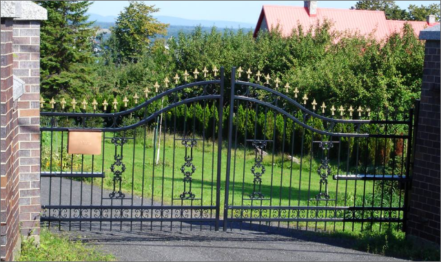 Portail sur mesure avec découpe décorative, entrée résidentielle, Saint-Augustin-de-Desmaures