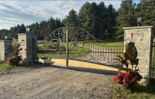 Portail en fer ornemental sur mesure, entrée résidentielle, région de Québec