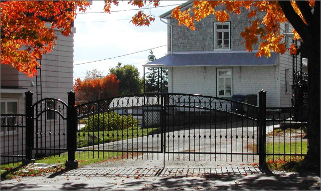 Portail sur mesure avec motifs ornementaux, fabrication locale, Sainte-Foy