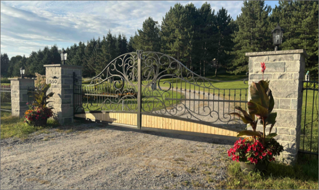 Portail en fer ornemental sur mesure, entrée résidentielle, région de Québec